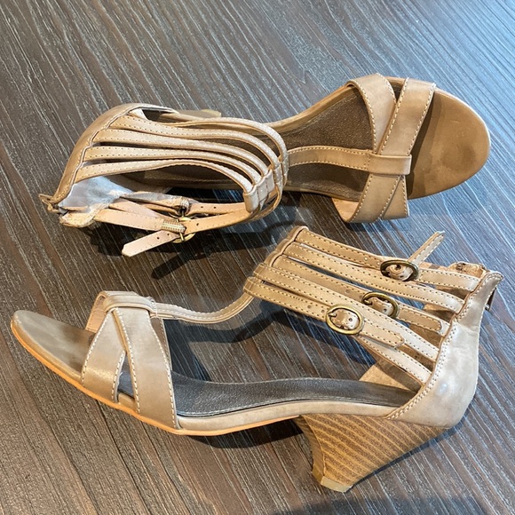 2/$25. Ladies pure by Alfred Sung shoes in size 8. Almost new. - Picture 5 of 9